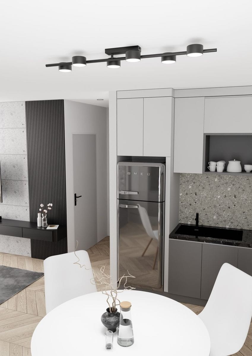 Lampa sufitowa Bet 6xGX53 w kolorze czarnym, montowana na suficie, z sześcioma okrągłymi źródłami światła. Ujęcie z góry, w nowoczesnym wnętrzu kuchennym z szarymi meblami i drewnianą podłogą.