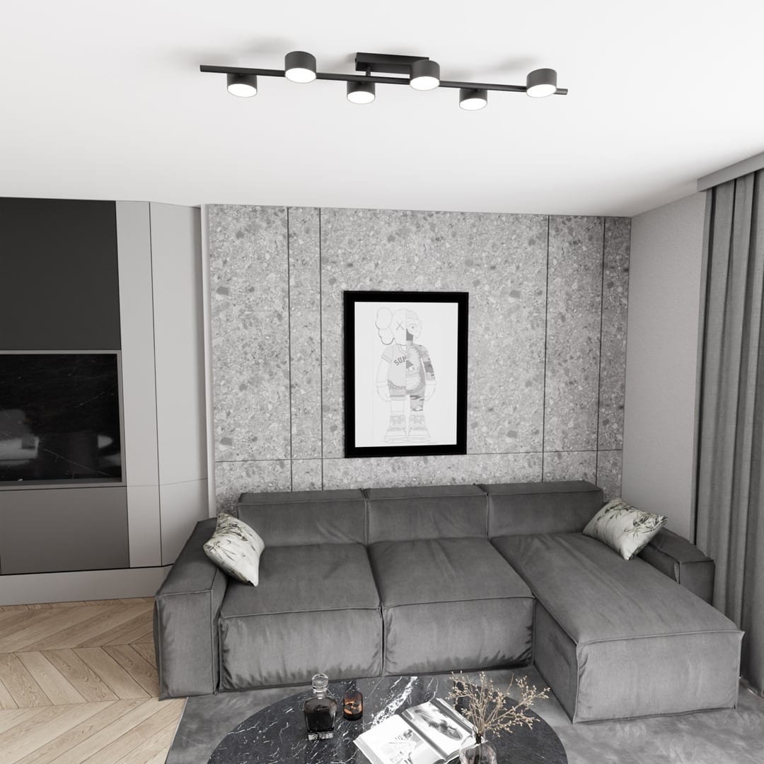 Lampa sufitowa Bet z sześcioma oprawami GX53 w kolorze czarnym, zamontowana na suficie. Kąt ujęcia pokazuje ją w nowoczesnym wnętrzu z szarymi ścianami i sofą, co podkreśla jej minimalistyczny design.