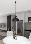 Czarna lampa wisząca Lunaro L z jedną oprawą GX53, umieszczona w nowoczesnym wnętrzu. Produkt wisi na cienkim przewodzie, obok jasnego stołu i szarego dywanu, w tle widoczne meble kuchenne oraz telewizor.