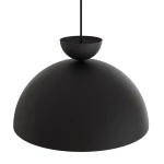Lampa wisząca Lunaro L w kolorze czarnym, z jedną oprawą na żarówkę GX53. Posiada zaokrągloną, matową czaszę oraz prosty, minimalistyczny design. Ujęcie z góry, prezentujące kształt i detale konstrukcji.