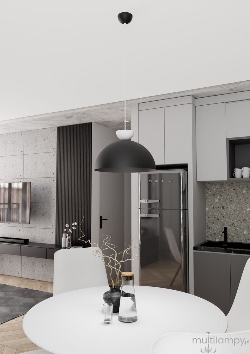 Lampa wisząca Lunaro L w kolorze czarnym i białym, z zamocowaniem na suficie, z okrągłym kloszem. Produkt zawieszony nad okrągłym białym stolikiem w nowoczesnej kuchni, w otoczeniu szarych mebli oraz szklanych akcesoriów.