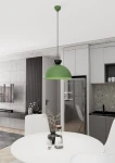 Lampa wisząca Lunaro L w kolorze zielonym z kloszem w kształcie półkuli, zawieszona na cienkim czarnym przewodzie. W tle nowoczesna kuchnia z szarymi meblami oraz białym stołem.