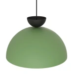 Lampa wisząca Lunaro L z zieloną, matową kopułą w kształcie półkuli i czarnym, okrągłym mocowaniem. Produkt zawiera gniazdo GX53, zawieszony na cienkim kablu, na białym tle.