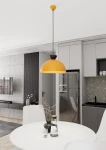 Pomarańczowa lampa wisząca Lunaro L z oprawą GX53, zawieszona na czarnym przewodzie, w kuchni na tle szarych mebli i metalowej lodówki. Lampa ma półkolisty kształt, a jej górna część jest czarna, co kontrastuje z jasnym kloszem.