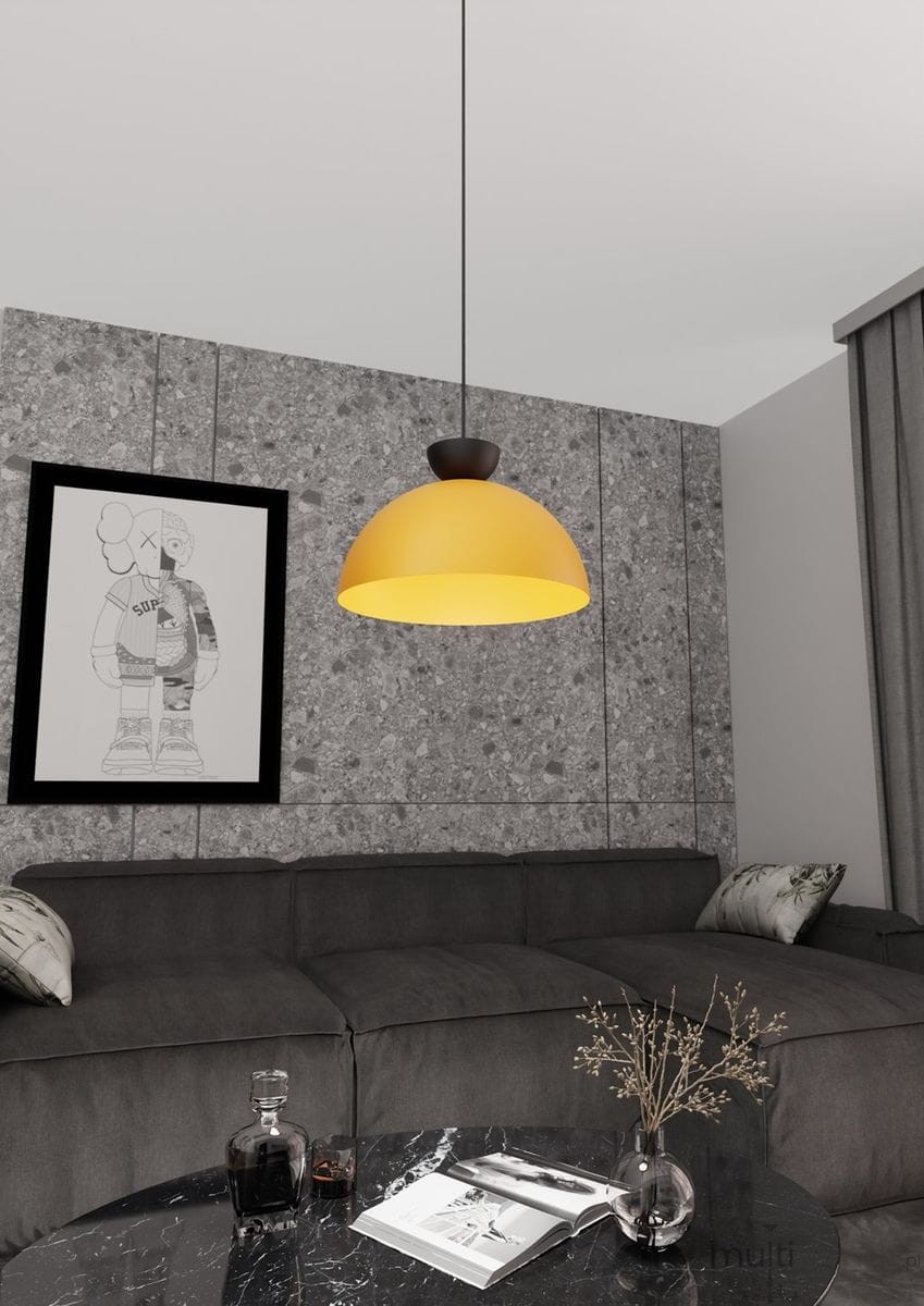 Pomarańczowa lampa wisząca Lunaro L z podstawką w kolorze brązowym, zawieszona na cienkim kablu. Okrągła klosz w kształcie miski, umieszczona nad szarym sofą w nowoczesnym wnętrzu z betonową ścianą i czarnym stołem.