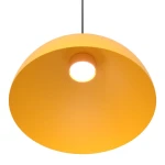 Lampa wisząca Lunaro L w kolorze pomarańczowym, z okrągłym kloszem i otworem na żarówkę GX53, zawieszona na cienkim czarnym przewodzie. Klosz ma gładką, matową powierzchnię, prezentując minimalistyczny design.
