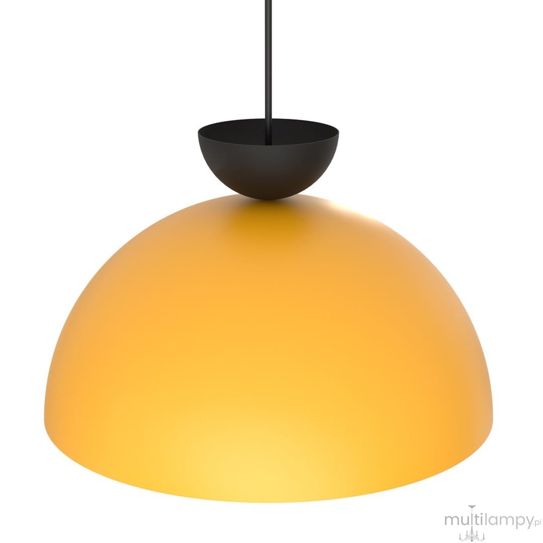 Lampa wisząca Lunaro L o pomarańczowym, półkulistym kloszu z matowego materiału, zawieszona na czarnym, metalowym mocowaniu. Klosz ma średnicę typu standardowego i jest przystosowany do żarówki GX53.