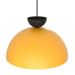 Lampa wisząca Lunaro L o pomarańczowym, półkulistym kloszu z matowego materiału, zawieszona na czarnym, metalowym mocowaniu. Klosz ma średnicę typu standardowego i jest przystosowany do żarówki GX53.