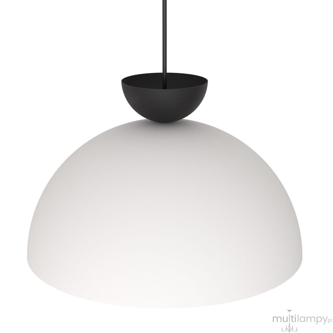 Lampa wisząca Lunaro L w kolorze białym z czarnym mocowaniem, o zaokrąglonym kształcie klosza. Zawieszona na cienkim przewodzie, idealna do nowoczesnych wnętrz. Wykonana z materiału o matowej fakturze.