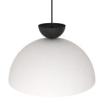 Lampa wisząca Lunaro L w kolorze białym z czarnym mocowaniem, o zaokrąglonym kształcie klosza. Zawieszona na cienkim przewodzie, idealna do nowoczesnych wnętrz. Wykonana z materiału o matowej fakturze.