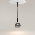 Lampa wisząca Nebula D25 z czarnym metalowym uchwytem i szklanym kloszem w kształcie kuli, zawieszona na cienkim przewodzie. Źródło światła LED o mocy 6W, montowana do sufitu. Tło jasne, minimalistyczne.