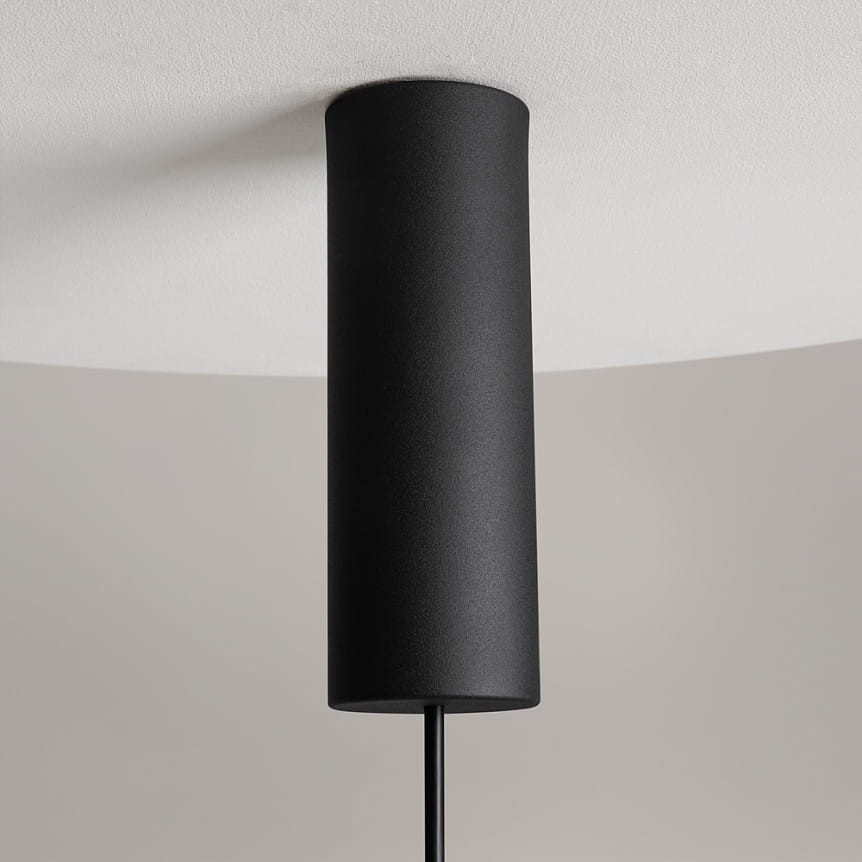 Lampa wisząca Nebula D25 w kolorze czarnym, z cylindrycznym, matowym kloszem. Widok z dołu, podwieszona na cienkim przewodzie. Prosty design, idealna do nowoczesnych wnętrz.