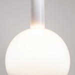 Lampa wisząca Nebula D25 w kolorze białym, z kulistym kloszem z matowego szkła. Posiada pojedynczy moduł LED o mocy 6W. Ujęcie zbliżeniowe na górną część lampy, ukazujące detal mocowania. Tło w neutralnym odcieniu.