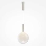 Lampa wisząca Nebula D25 z białym kloszem w kształcie kuli, zawieszona na cienkim przewodzie. Górna część wykonana z metalowego elementu w kolorze białym. Źródło światła LED 1x6W. Tło proste, białe.
