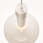 Lampa wisząca Nebula D25 w kolorze białym, z okrągłym kloszem i metalowym mocowaniem. Widok z góry, z widocznym pierścieniem LED wokół podstawy, włącznikiem oraz gładką, błyszczącą powierzchnią. Idealna do nowoczesnych wnętrz.