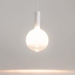 Lampa wisząca Nebula D25 w białym kolorze, z okrągłym kloszem, wykonana z tworzywa. Zawieszona na cienkim przewodzie, z widoczną oprawą LED 6W. Prosta forma, minimalistyczny design, idealna do nowoczesnych wnętrz.