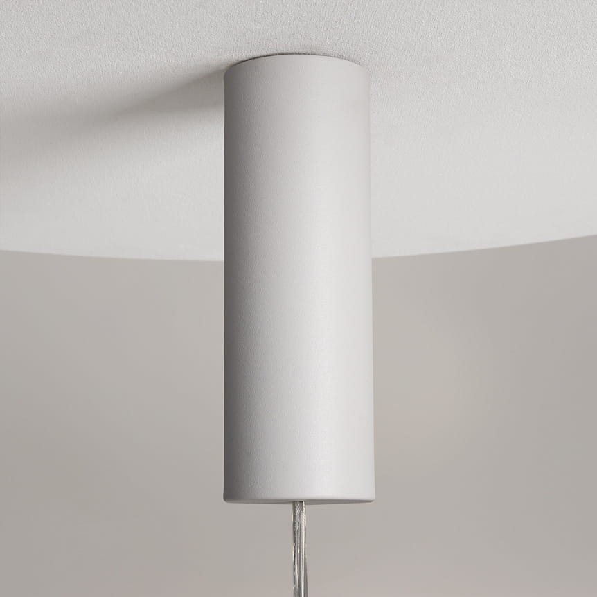 Lampa wisząca Nebula D25 w kolorze białym, z cylindrycznym, matowym mocowaniem. Widoczne elementy: podstawa lampy oraz przewód. Prosta forma, przeznaczona do oświetlenia wnętrz.