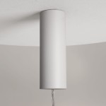 Lampa wisząca Nebula D25 w kolorze białym, z cylindrycznym, matowym mocowaniem. Widoczne elementy: podstawa lampy oraz przewód. Prosta forma, przeznaczona do oświetlenia wnętrz.