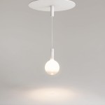 Lampa wisząca Nebula D25 w kolorze białym, z pojedynczym źródłem światła LED o mocy 6W. Okrągła, przezroczysta kula z opalizującego szkła zawieszona na cienkim kablu z metalowym uchwytem. Prosty, nowoczesny design na jasnym tle.