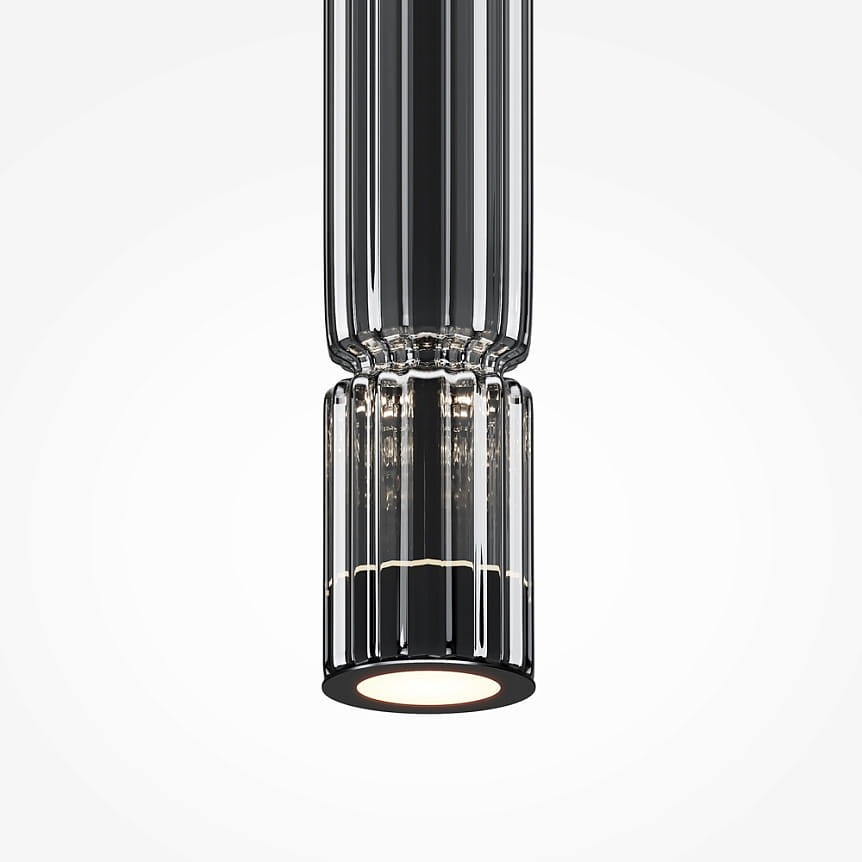 Lampa wisząca LED Ordo H38 o mocy 8W w kolorze czarnym z dymionym kloszem. Wysoka, cylindryczna forma z żebrowanym wykończeniem, zamontowana w pozycji wiszącej. Oświetlenie emitujące jasne światło, umieszczone na jednolitym tle.