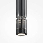 Lampa wisząca LED Ordo H38 o mocy 8W w kolorze czarnym z dymionym kloszem. Wysoka, cylindryczna forma z żebrowanym wykończeniem, zamontowana w pozycji wiszącej. Oświetlenie emitujące jasne światło, umieszczone na jednolitym tle.