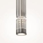 Lampa wisząca Ordo H38 LED o mocy 8W w chromowanej obudowie. Produkt ma cylindryczny kształt z żłobionym szkłem, emitującym jasne światło. Ujęcie z góry, z zawieszeniem na suficie, na jasnym tle.