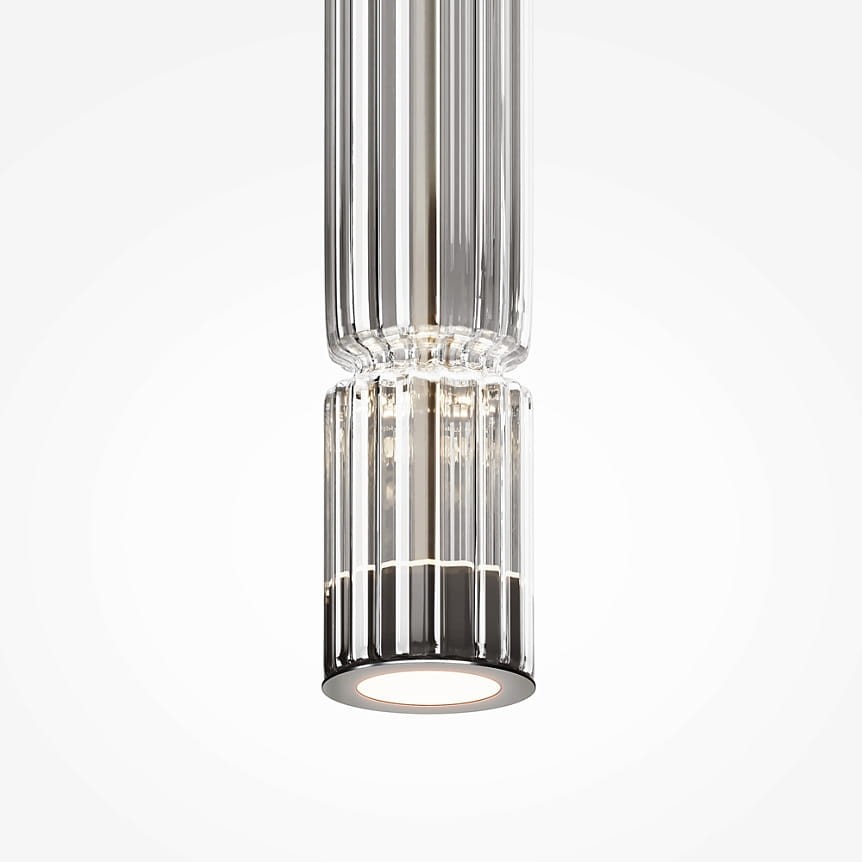 Lampa wisząca LED Ordo H38 w chromowanym wykończeniu, z prostokątnym, przezroczystym kloszem o żłobionej strukturze. Źródło światła znajduje się w dolnej części, na gładkiej podstawie. Produkt zawieszony w pionie na białym tle.