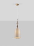 Lampa wisząca Alem d22 z kloszem w odcieniu beżowym, zawieszona na cienkim przewodzie. Antyczny mosiężny uchwyt z dekoracyjnym elementem. Kształt stożkowy klosza, umieszczona w centralnej części na szarym tle. Przeznaczona do żarówki E27.