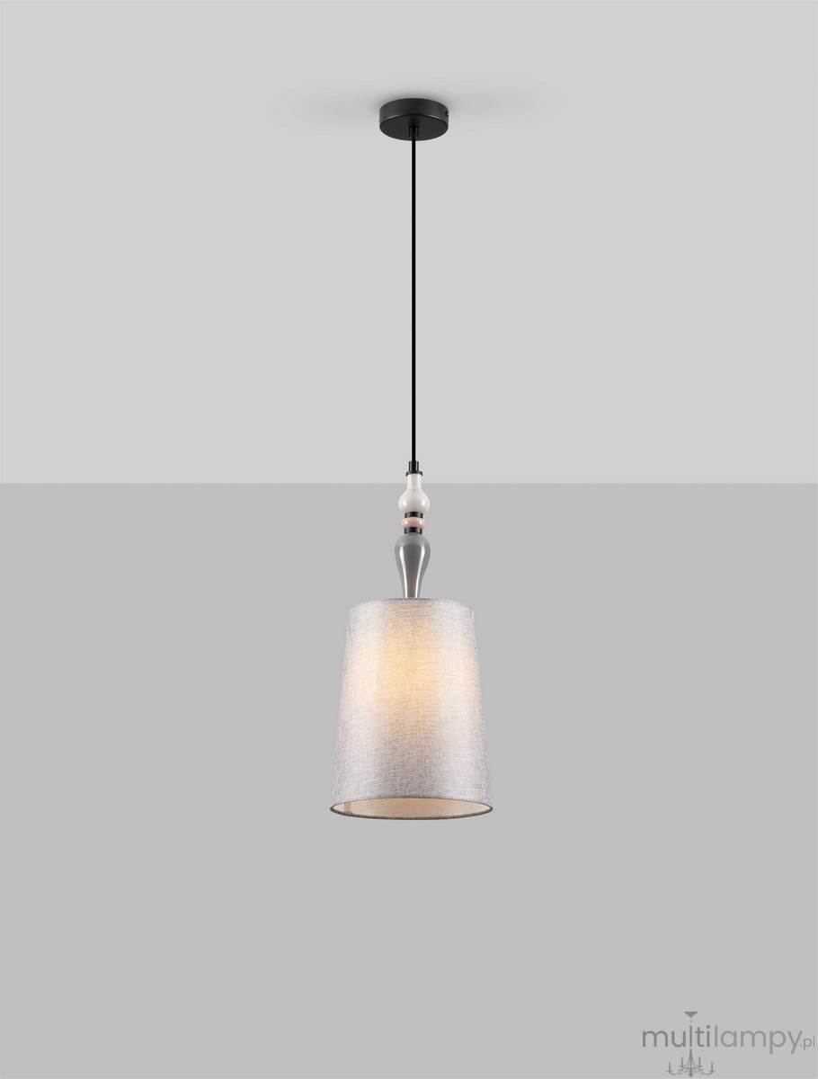 Lampa wisząca Alem D22 z kloszem w kolorze szarym, metalowym detalem w srebrnym odcieniu, zawieszona na czarnym przewodzie. Prosta forma, idealna do nowoczesnych wnętrz. Tło w jednolitym, szarym kolorze.