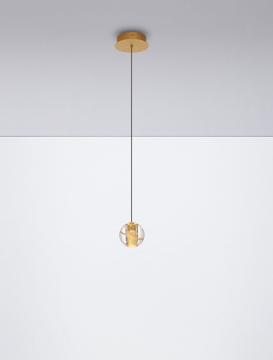 Lampa wisząca Cuyo w kolorze złotym, z kulistym kloszem, zawieszona na cienkim przewodzie. Wewnątrz klosza widoczny element LED w złotej osłonie. Produkt umieszczony na białym tle, w perspektywie frontalnej.