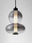 Lampa wisząca Luis z czarnym wykończeniem, złożona z dwóch przezroczystych kloszy w kształcie kul, z centralnym białym źródłem światła LED. Produkt zawieszony na czarnym przewodzie, w minimalistycznym stylu.