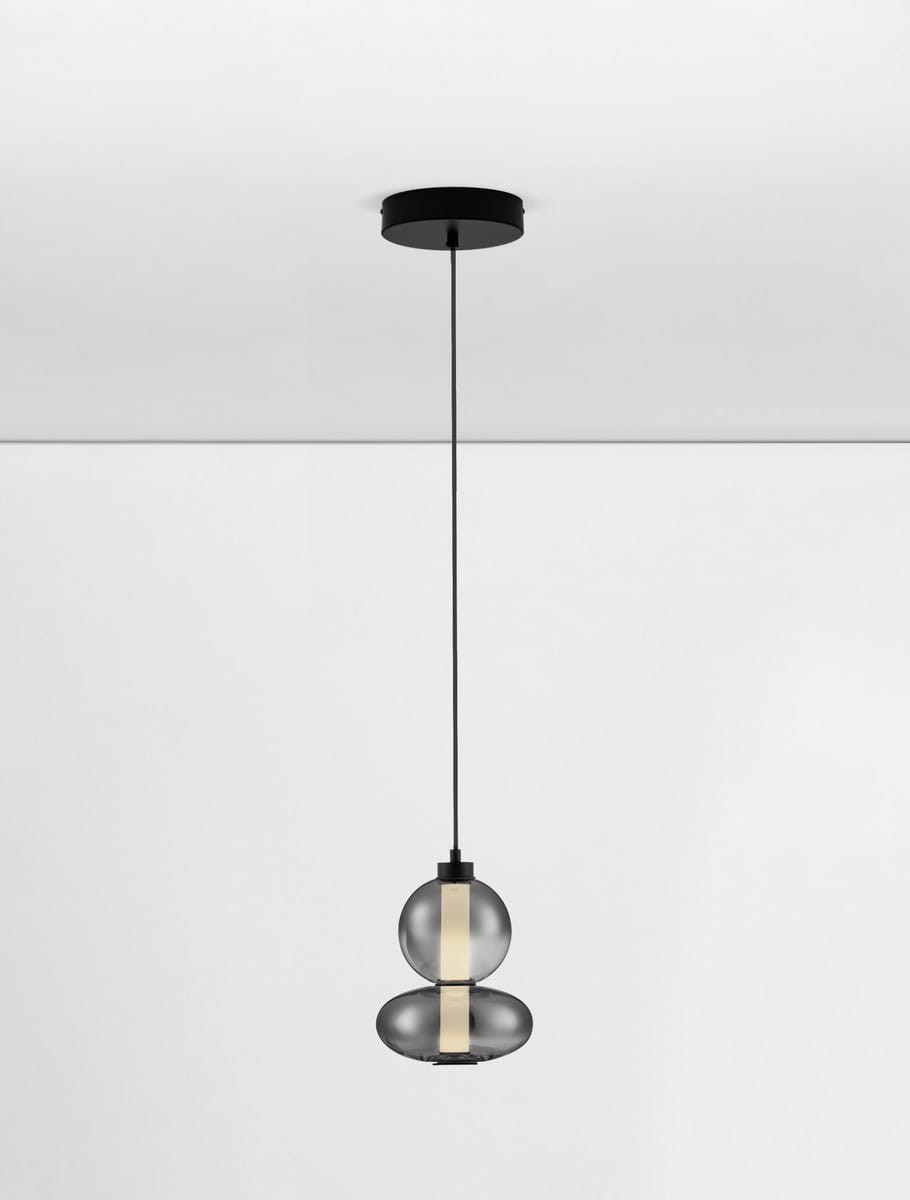 Czarna lampa wisząca Luis z jednym źródłem światła LED 12W. Okrągłe, szklane klosze w odcieniu szaro-przezroczystym, zawieszone na cienkim przewodzie, montowane do sufitu na okrągłej podstawie. Prosta, nowoczesna forma.