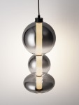 Lampa wisząca Luis z czarnym wykończeniem, składająca się z dwóch szklanych kul i wbudowanego źródła światła LED o mocy 20W. Zawieszona na czarnym przewodzie, prezentuje nowoczesny design z wyraźnym, ciepłym światłem.