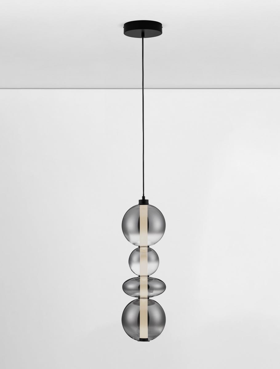 Lampa wisząca Luis w kolorze czarnym z jedną żarówką LED o mocy 36W. Składa się z trzech przezroczystych kul o różnej średnicy i cienkiego elementu świetlnego w centralnej części. Zawieszona na czarnym przewodzie, z minimalistycznym mocowaniem sufitowym.