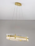 Lampa wisząca Mayo D90 w kolorze złotym z jedną diodą LED o mocy 45W. Okrągła, z przezroczystymi elementami, zawieszona na cienkich linkach. Wisi pod sufitem, na jednolitym tle.