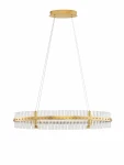 Lampa wisząca Mayo D90 z jednym źródłem światła LED o mocy 45W. Okrągła konstrukcja w złotym kolorze z przezroczystymi, szklanymi elementami. Montaż na suficie, zawieszona na dwóch cienkich linkach. Tło białe, prostokątne.