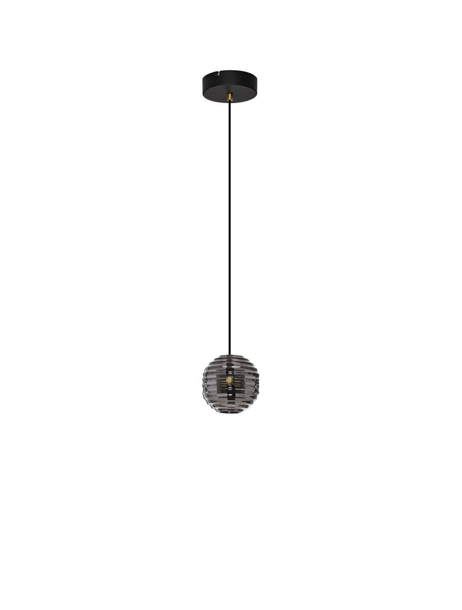 Czarna lampa wisząca Seco z jedną żarówką LED 13W. Okrągła, szklana kula z teksturowaną powierzchnią. Montowana na długim, czarnym przewodzie, zawieszona pod sufitem. Prosta konstrukcja, minimalistyczny design, idealna do nowoczesnych wnętrz.