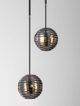 Lampa wisząca Seco z dwoma kulistymi kloszami w kolorze czarnym, wykonana z teksturowanego szkła. Klosze zawieszone na czarnych linkach, emitujące ciepłe światło LED. Produkt w ujęciu frontalnym, na jednolitym tle.