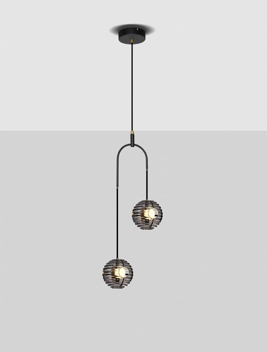 Lampa wisząca Seco z dwoma kloszami LED o mocy 20W, w kolorze czarnym. Klosze mają okrągły kształt z przezroczystym wykończeniem, zawieszone na cienkich, czarnych linkach. Całość montowana do sufitu na okrągłej podstawie.