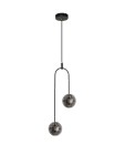 Lampa wisząca Seco z dwoma szklanymi kloszami w kształcie kul, w kolorze czarnym, zawieszona na czarnym przewodzie. Klosze mają dekoracyjne, żłobione wzory i metalowe detale. Idealna do nowoczesnych wnętrz.