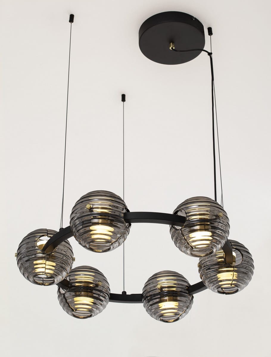 Lampa wisząca Seco z sześcioma kulistymi kloszami w kolorze szarym, wykonana z przezroczystego szkła, na czarnej metalowej ramie. Klosze mają żarówki LED o mocy 60W, zawieszona na cienkich linkach.