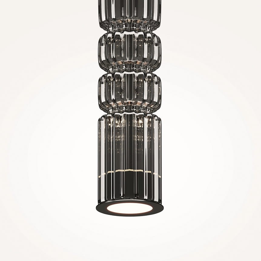 Lampa wisząca Ordo H58 LED o mocy 8W w kolorze czarnym z dymionym kloszem. Posiada cylindryczny kształt z wyraźnym, teksturowanym wzorem. Ujęcie z dołu, z widocznym źródłem światła na dole. Prosta, elegancka forma, idealna do nowoczesnych wnętrz.