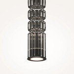 Lampa wisząca Ordo H58 LED o mocy 8W w kolorze czarnym z dymionym kloszem. Posiada cylindryczny kształt z wyraźnym, teksturowanym wzorem. Ujęcie z dołu, z widocznym źródłem światła na dole. Prosta, elegancka forma, idealna do nowoczesnych wnętrz.