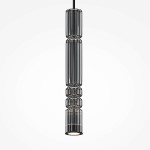 Lampa wisząca Ordo H58 LED o mocy 8W w kolorze czarnym i dymionym, z wyraźnym, cylindrycznym kształtem. Zawieszona na czarnym kablu, z detalami w formie przeszklonych elementów. Idealna do nowoczesnych wnętrz.