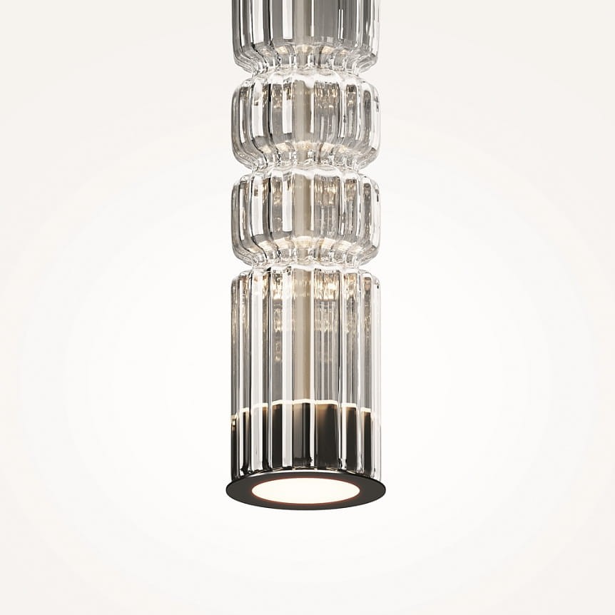 Lampa wisząca LED Ordo H58 o mocy 8W w kolorze chromowanym. Posiada szklany klosz w formie cylindrycznej z wyraźnym żłobieniem oraz czarną podstawę. Ujęcie z dołu, pokazujące detal klosza i źródło światła.