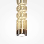Czarna lampa wisząca LED Ordo H58 o mocy 8W z koniakowym kloszem, w kształcie cylindrycznym z teksturowanym wykończeniem. Ujęcie z góry, ukazujące detale wzoru i źródło światła na dole.