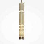 Lampa wisząca Ordo H58 w kolorze koniakowym, o wysokości 58 cm, z efektownym, żłobkowanym kloszem i metalowym wykończeniem. Zawieszona pionowo, emituje światło LED o mocy 8W, na białym tle, idealna do nowoczesnych wnętrz.