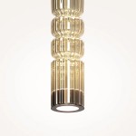 Lampa wisząca LED Ordo H58 o mocy 8W w kolorze czarnym i koniakowym. Posiada cylindryczny klosz z teksturowanego szkła, z wyraźnymi liniami i połyskującym wykończeniem. Zawieszona w pionie, idealna do nowoczesnych wnętrz.
