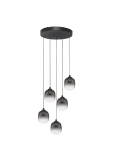 Lampa wisząca Toay z pięcioma szklanymi kloszami w kolorze dymnym, zawieszona na czarnych przewodach. Okrągła, czarna podsufitka. Klosze mają gładką fakturę i są w różnych wysokościach, co tworzy efektowną kompozycję. Idealna do nowoczesnych wnętrz.