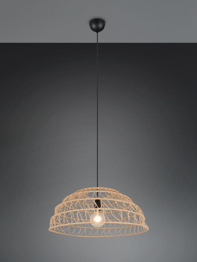 Lampa wisząca Paulette z kloszem w brązowym, plecionym stylu, zawieszona na czarnym przewodzie. Widoczna żarówka E27 w centrum klosza, umieszczona pod okrągłym, czarnym mocowaniem. Tło w odcieniach szarości, minimalistyczne.